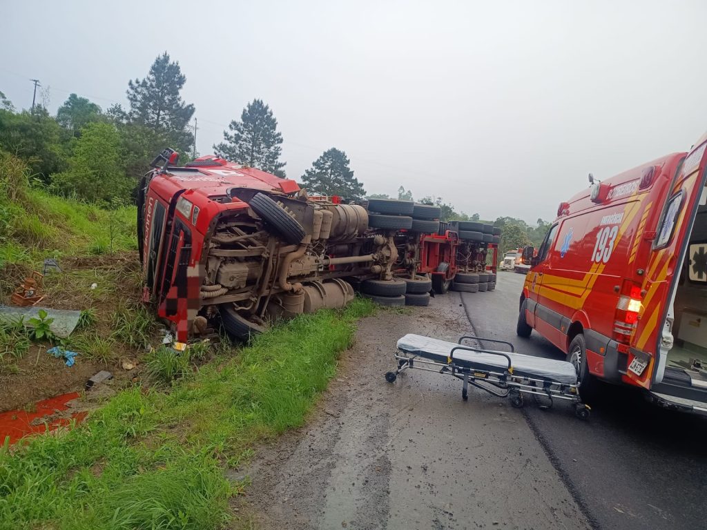 Condutor fica ferido após carreta tombar em Pouso Redondo 