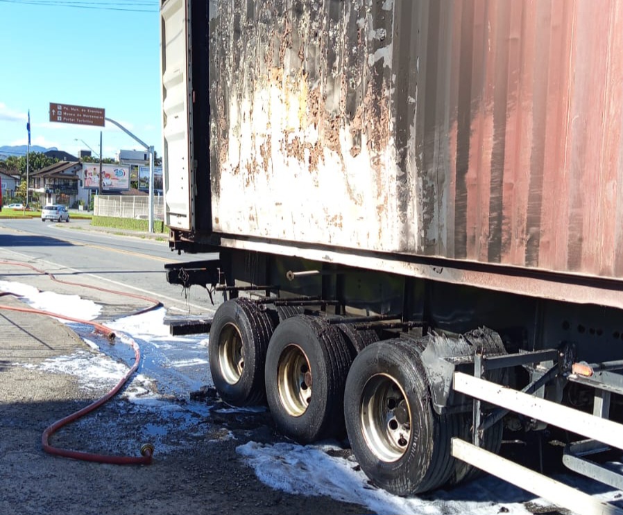 Incêndio em carreta porta container mobiliza bombeiros na SC-421, em Pomerode