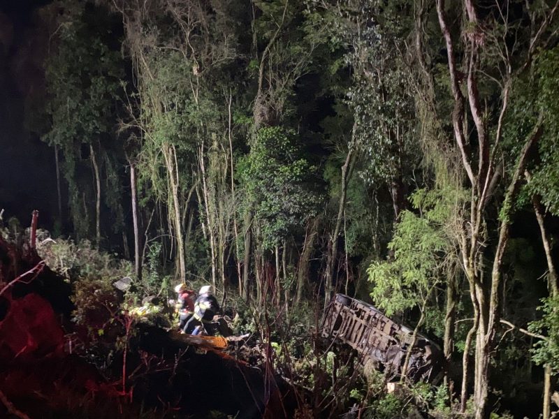 Acidente envolvendo van de banda e outros dois veículos deixa 10 feridos em SC