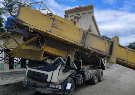 Motorista morre em cabine de caminhão após acidente com máquina de asfalto em Gaspar