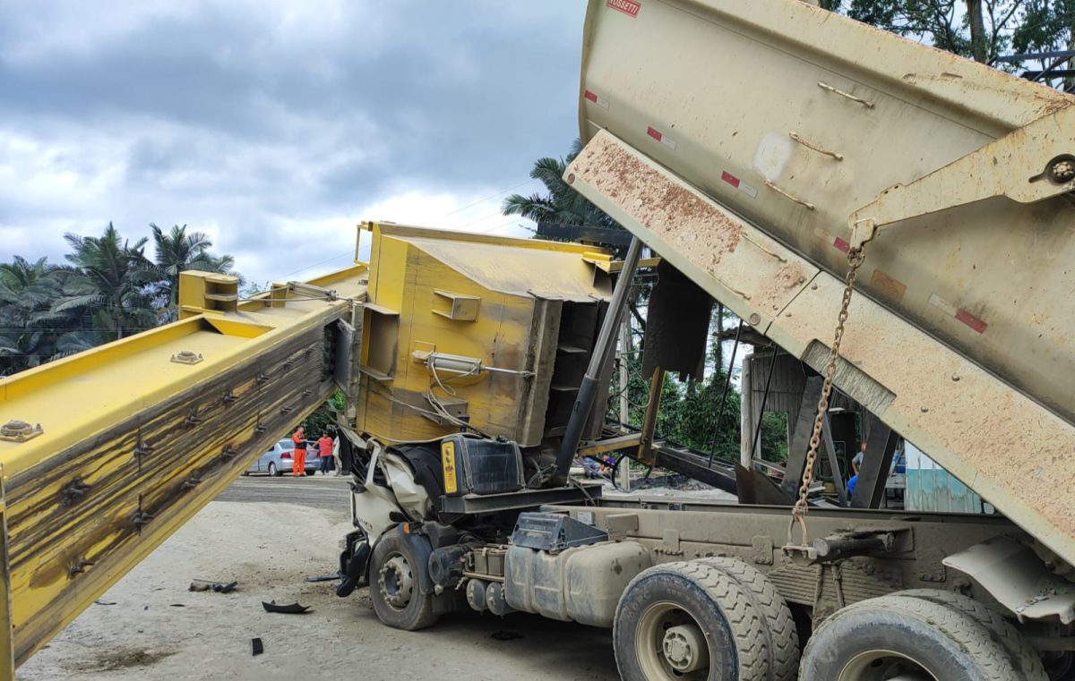 Motorista morre em cabine de caminhão após acidente com máquina de asfalto em Gaspar