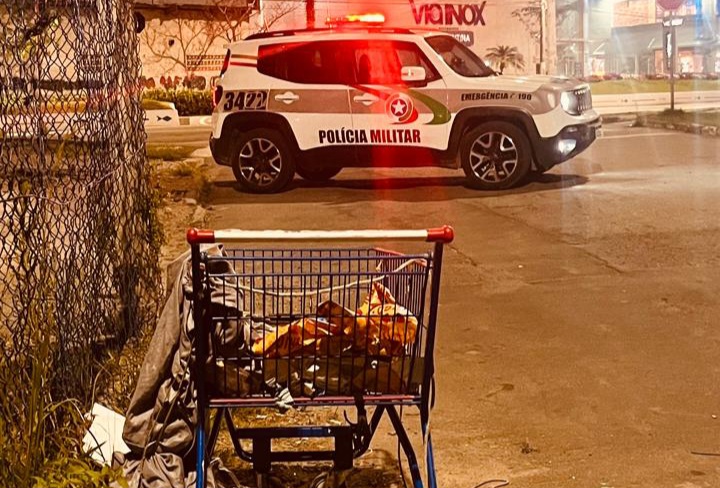 Blumenauense em situação de rua é encontrado morto em carrinho de supermercado em Itajaí