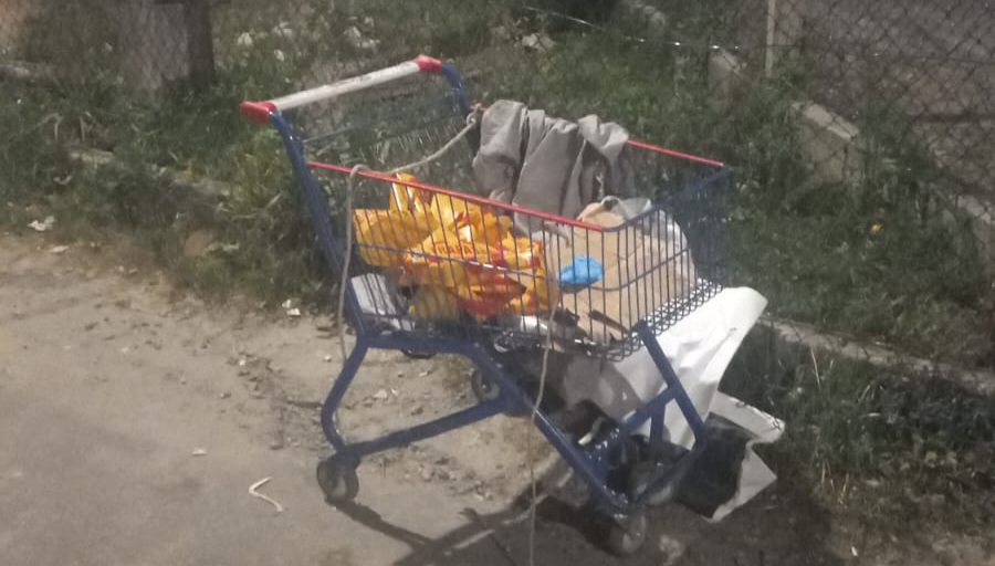 Blumenauense em situação de rua é encontrado morto em carrinho de supermercado em Itajaí