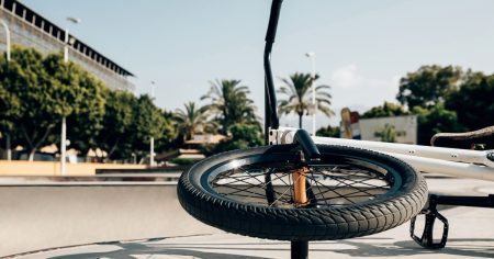 Ciclista de 49 anos fica ferido ao ser atropelado em Rio dos Cedros