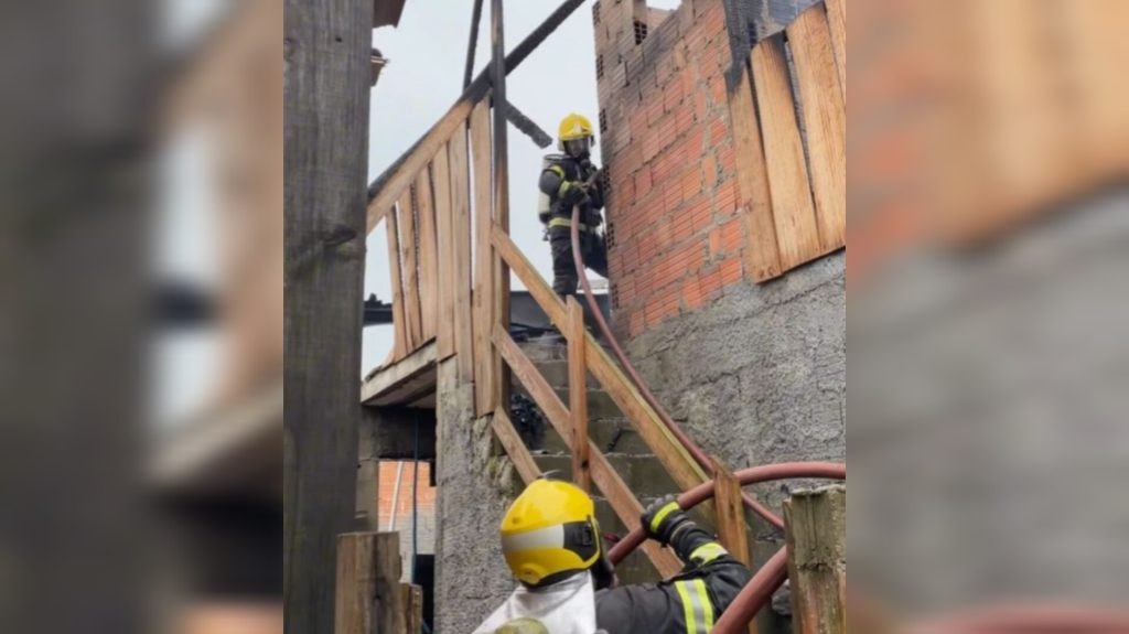 Em Itapema, casa é completamente destruída após pegar fogo 