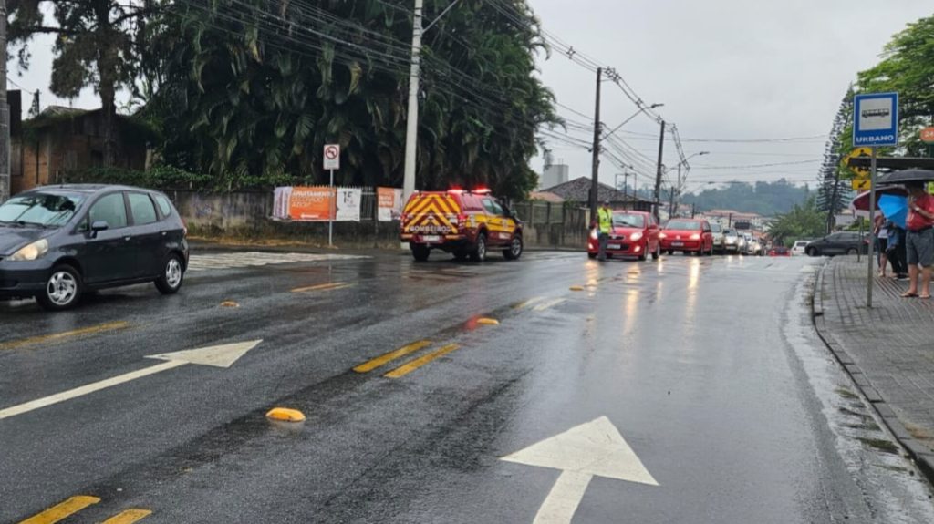 Idosa é atropelada em Blumenau e levada ao hospital com suspeita de traumatismo craniano