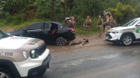 Assaltante tenta atropelar policiais, mas é capturado em Guaramirim após perseguição