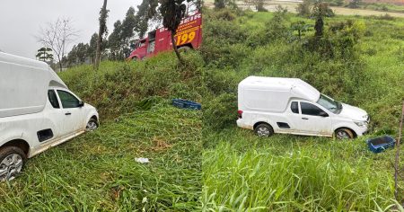 Caminhonete sai da pista e capota em ribanceira, ferindo condutora em Ilhota