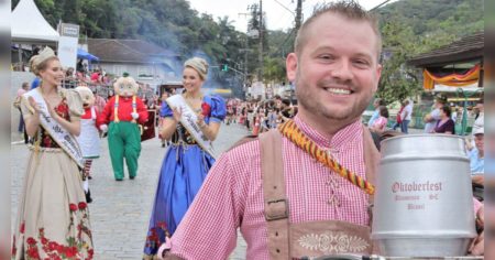 Desfile da Oktoberfest reúne mais de 40 atrações no Distrito da Vila Itoupava