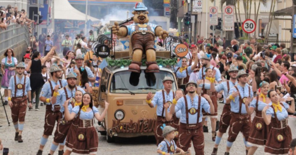 Desfile da Oktoberfest reúne mais de 40 atrações no Distrito da Vila Itoupava