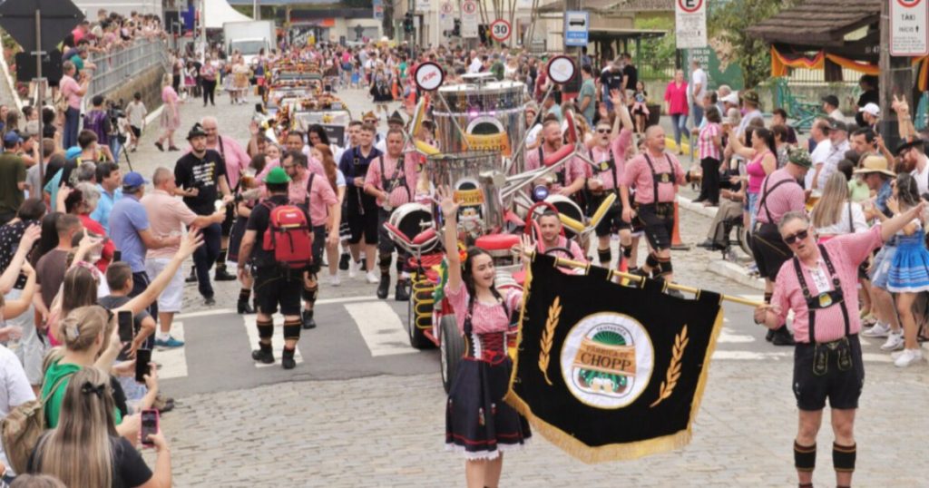 Desfile da Oktoberfest reúne mais de 40 atrações no Distrito da Vila Itoupava