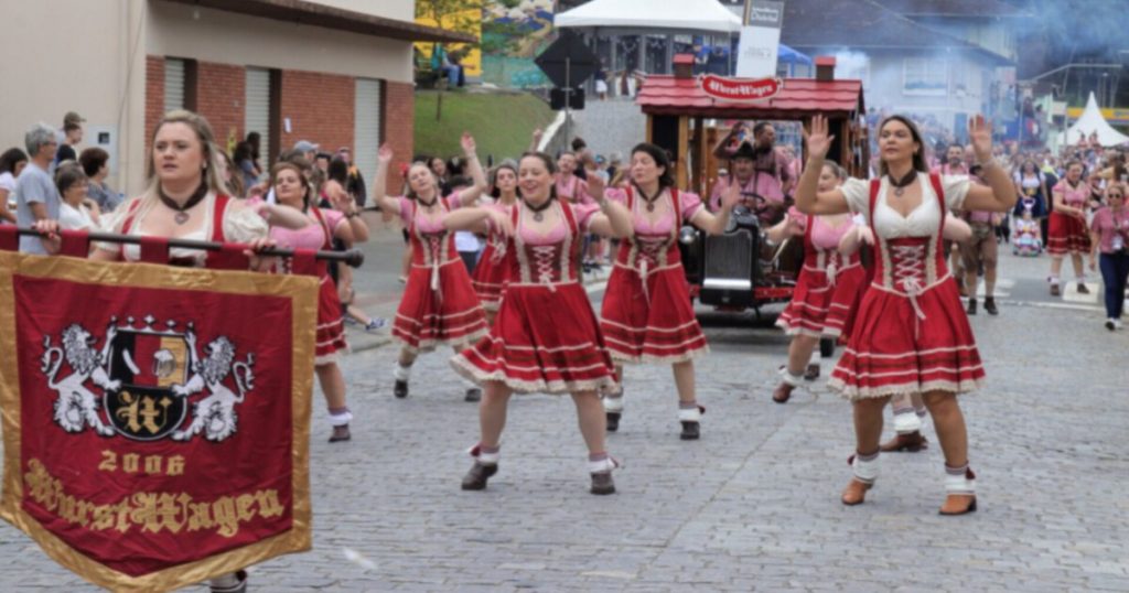 Desfile da Oktoberfest reúne mais de 40 atrações no Distrito da Vila Itoupava