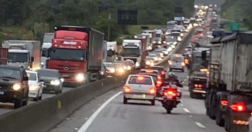 Caminhoneiro morre em colisão com carreta na BR-101