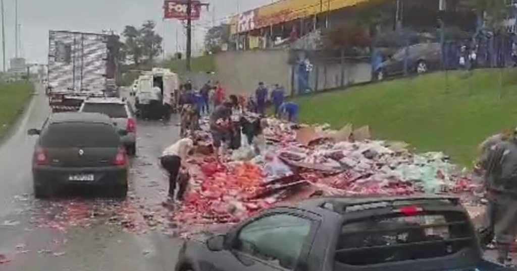 Parte de carga de Coca-Cola é saqueada após acidente na BR-470 em Rio do Sul