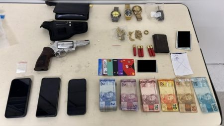 Motorista embriagado é preso com arma e drogas em Indaial