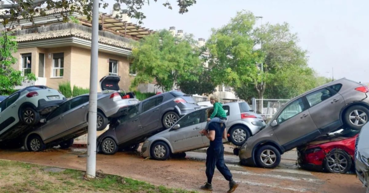 Chuvas torrenciais na Espanha resultam em 51 mortes e devastação generalizada 