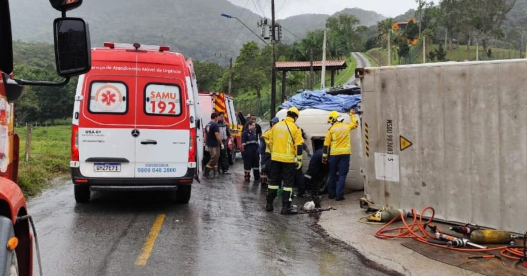 Motorista de 64 anos morre após acidente com carreta em Itajaí