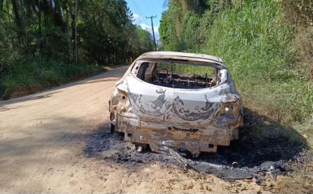 Veículo é encontrado incendiado em Indaial após furto em Blumenau