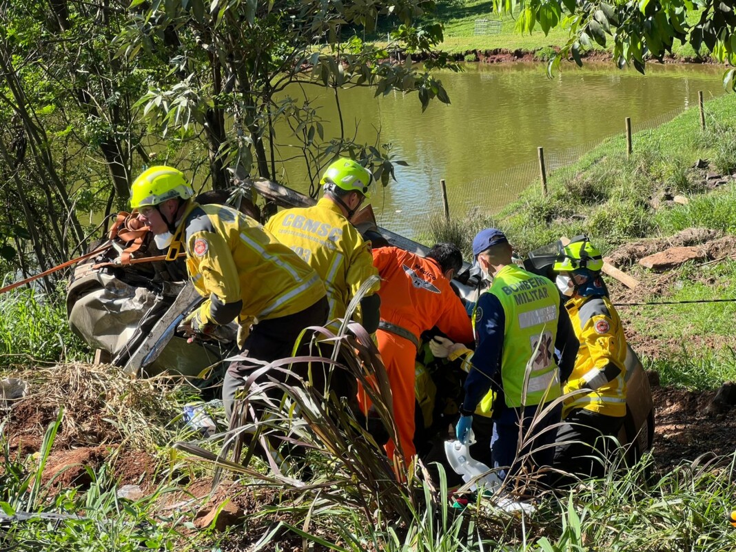 Em Chapecó, colisão seguida de capotamento deixa 3 pessoas feridas 