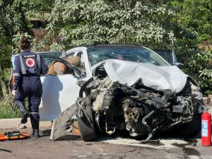 Em Chapecó, colisão seguida de capotamento deixa 3 pessoas feridas 