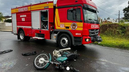 Colisão com carro deixa motociclista ferido na Rua Grécia, em Timbó