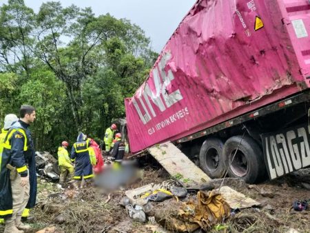 Único sobrevivente de acidente com 9 mortos no PR deixa hospital