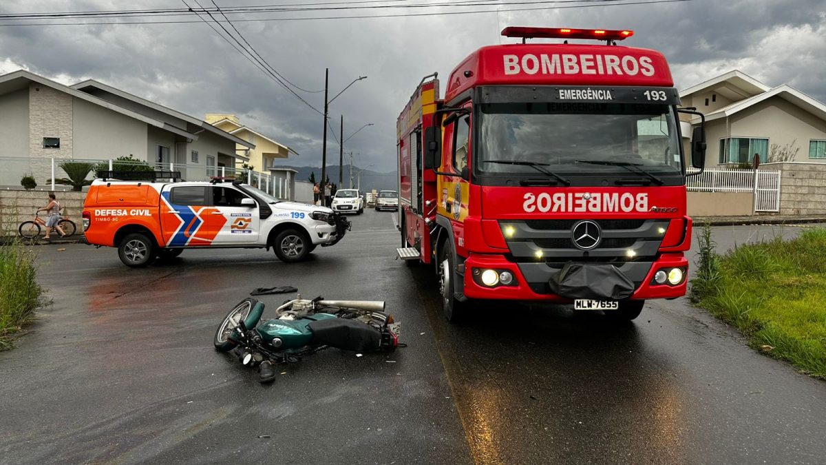 Colisão com carro deixa motociclista ferido na Rua Grécia, em Timbó