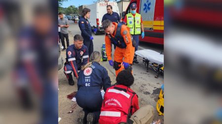 Motociclista fica ferido após grave acidente em Blumenau