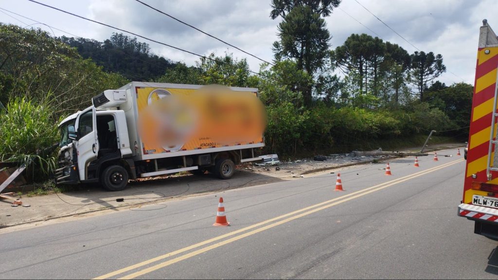 Motorista de caminhão perde o controle, sai da pista e bate contra poste em Timbó