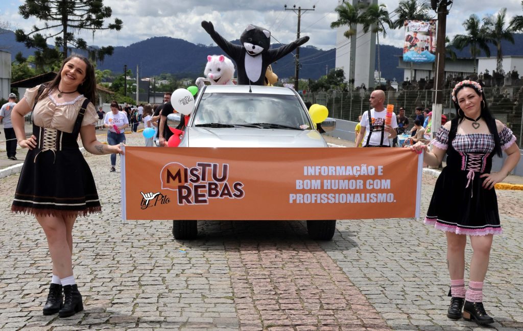 Mascotes do Misturebas levaram alegria para a criançada no desfile em Timbó