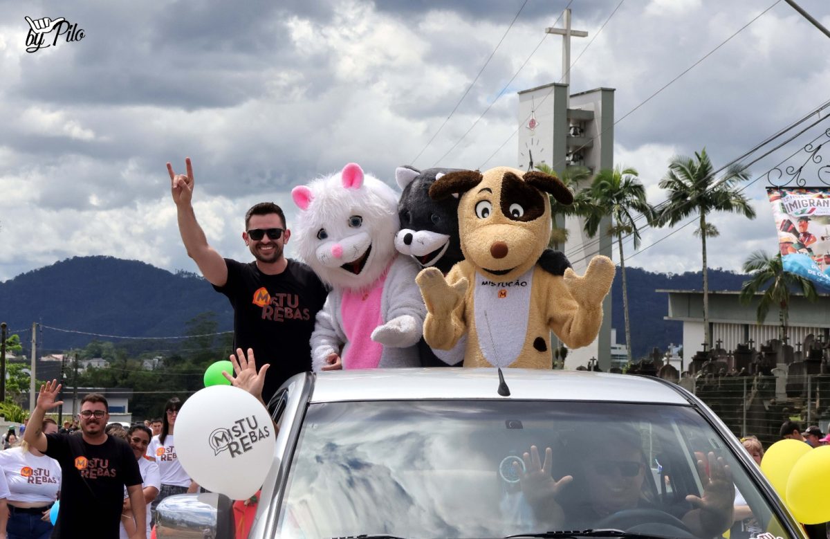 Mascotes do Misturebas levaram alegria para a criançada no desfile em Timbó