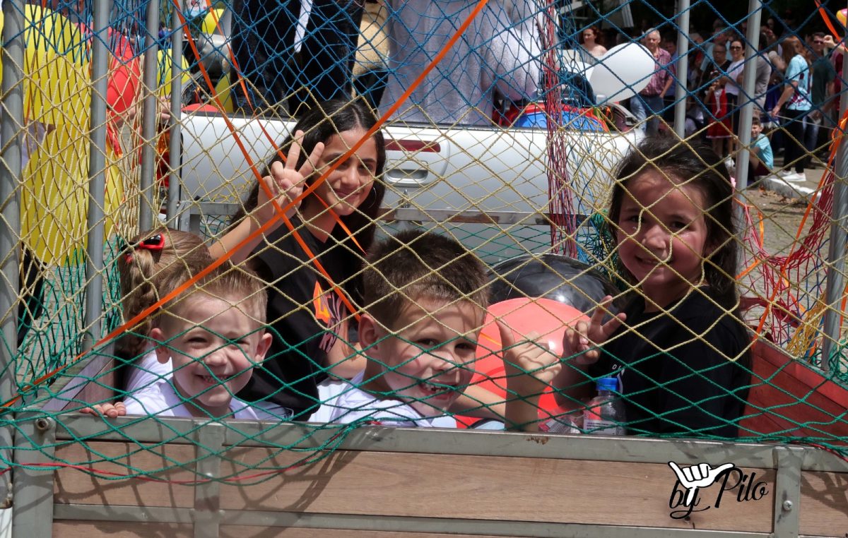 Mascotes do Misturebas levaram alegria para a criançada no desfile em Timbó