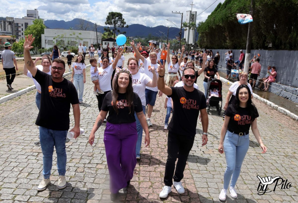 Mascotes do Misturebas levaram alegria para a criançada no desfile em Timbó