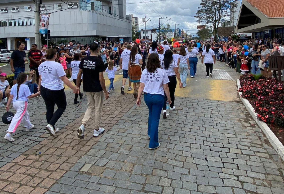 Mascotes do Misturebas levaram alegria para a criançada no desfile em Timbó