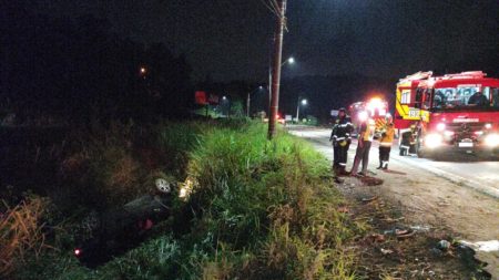 Motorista fica ferido após capotar e cair em barranco na Rodovia Ivo Silveira, em Gaspar