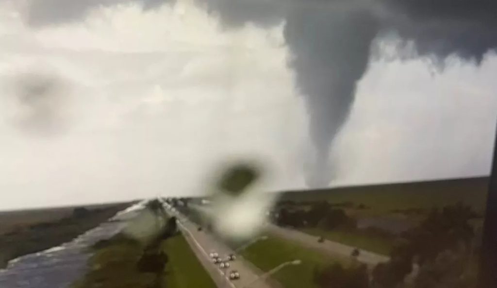 Furacão Milton, tempestade mais forte do planeta, já provoca tornados na Flórida