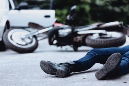 Em Blumenau, motociclista colide contra carro ao tentar fugir de cão agressivo 