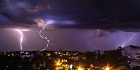 Santa Catarina inicia a semana com tempo estável, mas alerta para temporais