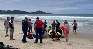 Homem morre afogado e criança desaparece em praia de Bombinhas