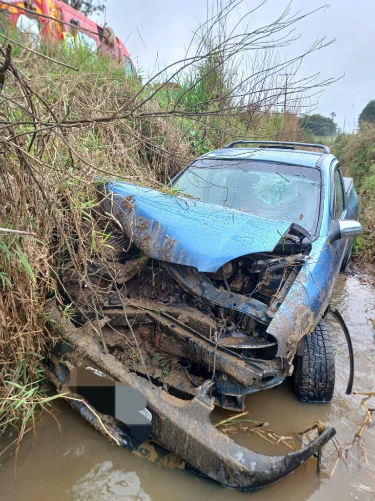 Em Benedito Novo, condutora fica ferida após veículo sair da pista e cair em córrego