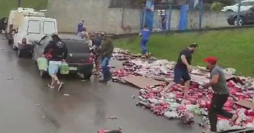 Parte de carga de Coca-Cola é saqueada após acidente na BR-470 em Rio do Sul