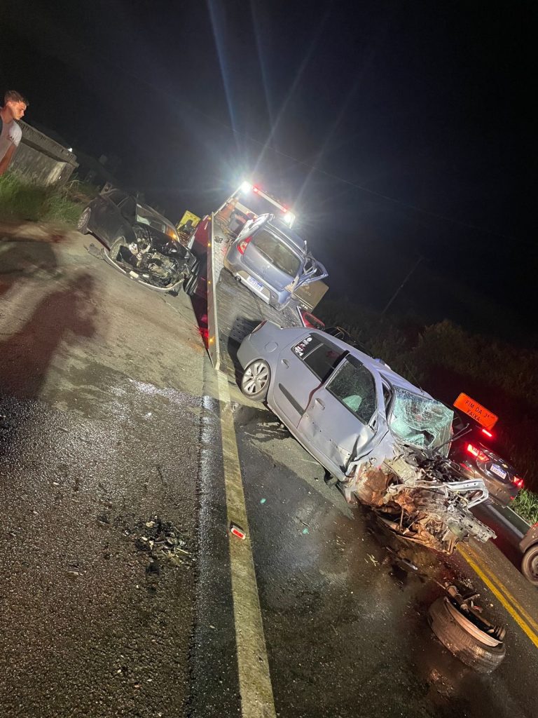 Homem e criança ficam gravemente feridos em colisão com 3 veículos em Indaial