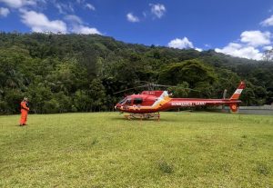 Ciclista de 58 anos sofre TCE grave após queda em Rio dos Cedros