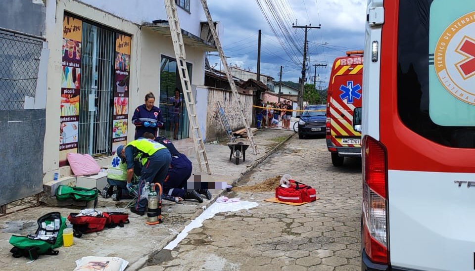 Trabalhador morre após sofrer choque elétrico e cair de cerca de 6 metros em Gaspar