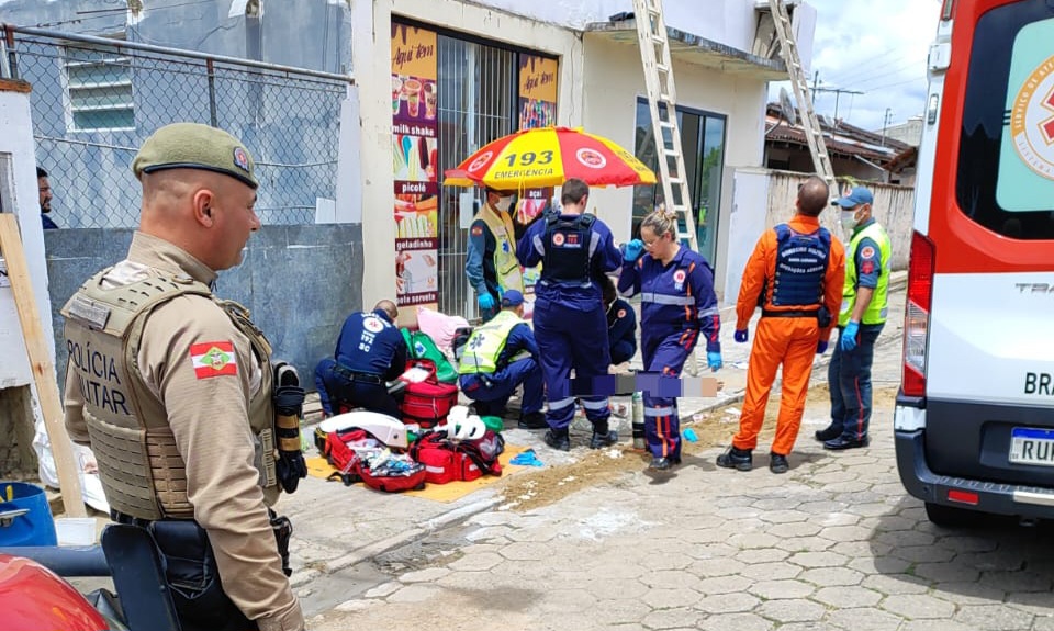 Trabalhador morre após sofrer choque elétrico e cair de cerca de 6 metros em Gaspar