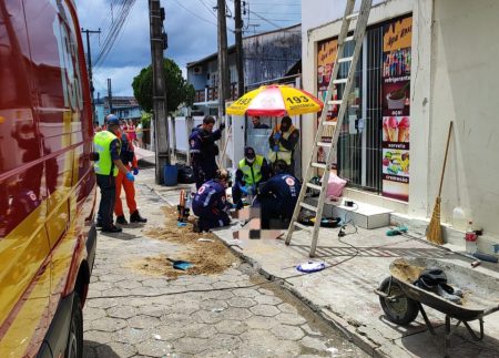 Trabalhador morre após sofrer choque elétrico e cair de cerca de 6 metros em Gaspar