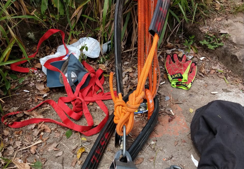 Mulher é resgatada após escorregar 15 metros em encosta no Pico da Bandeira, em Rio do Sul

