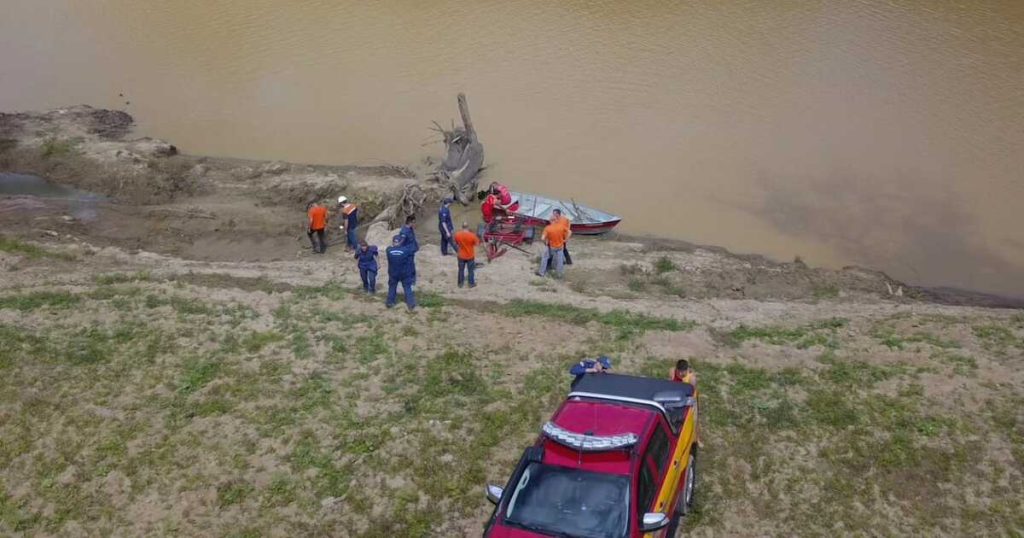 Bombeiros de Rio do Sul e Defesa Civil realizam limpeza e treinamento no Rio Itajaí-Açu