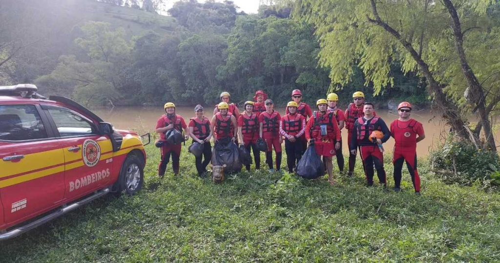 Bombeiros de Rio do Sul e Defesa Civil realizam limpeza e treinamento no Rio Itajaí-Açu