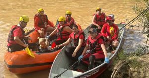 Bombeiros de Rio do Sul e Defesa Civil realizam limpeza e treinamento no Rio Itajaí-Açu